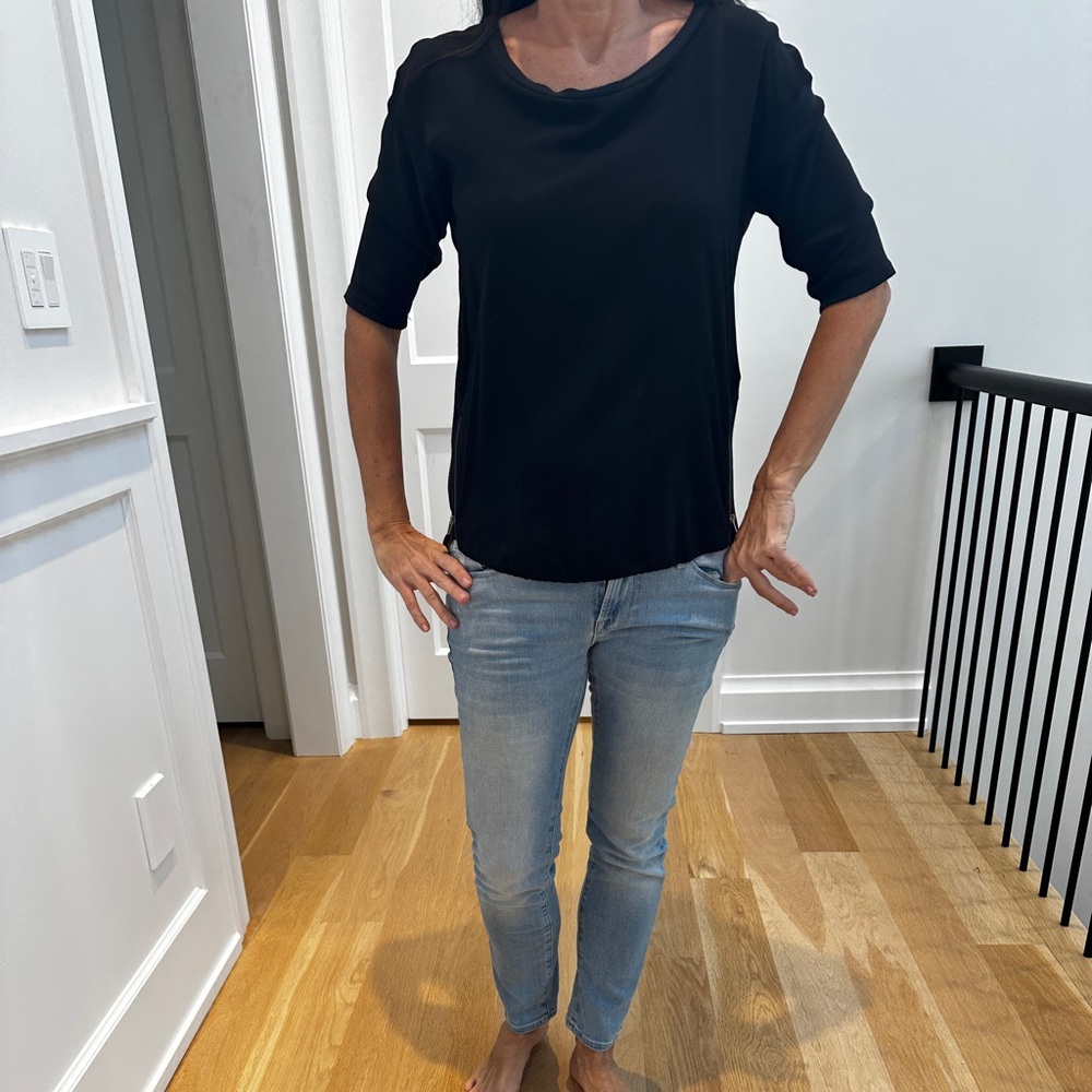 Spendid black top with side zippers